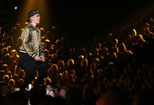 Justin Bieber při vystoupení na letoších Grammy.