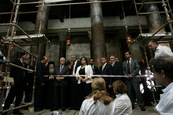Palestinský prezident Mahmoud Abbas (čtvrtý zleva) s členy honorace a inspektorem resortu baziliky Narození Páně.