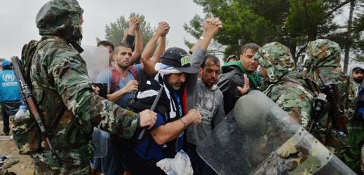 Imigranti v Řecku na cestě do západní Evropy (ilustrační foto).