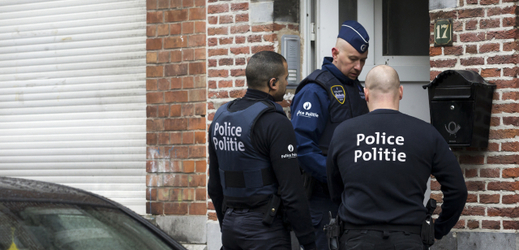 Bruselská policie při zásahu na podezřelé (ilustrační foto).