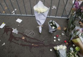 Po listopadových útocích lidé přinášeli květiny a svíčky před pařížský klub Bataclan.