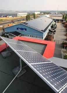 Střešní instalace solárních panelů má do budoucna obrovský potenciál (ilustrační foto).