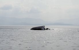 Pozůstatky lodi přepravující migranty od tureckého pobřeží do Řecka. Člun se převrhl u skalnatého tureckého pobřeží a nejméně 33 lidí zde přišlo o život.