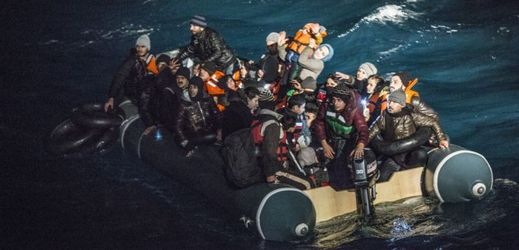 Dramatický přesun běženců na gumovém člunu po Egejském moři mezi Tureckem a Řeckem.