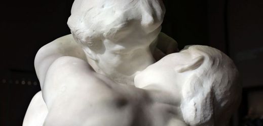 Dílo Polibek francouzského sochaře Augusta Rodina.