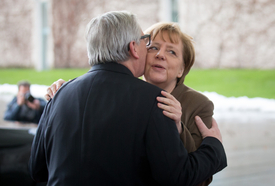 Předseda Evropské komise se německé kancléřky zastává.