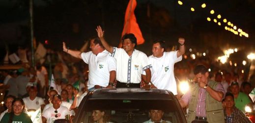 Prezident Evo Morales (uprostřed), kvůli kterému bude Bolívie možná měnit ústavu.