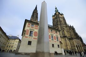 Obelisk na III. nádvoří u Starého proboštství Pražského hradu. Monolit ze žuly se tyčí do výšky šestnácti metrů. Byl dovozen až z Mrákotína. Přepravu financoval T.G.Masaryk a postaven byl při příležitosti desetiletého výročí trvání Masarykovy republiky, které se konalo v roce 1928. Slouží jako památník obětem první světové války. Obelisk byl vytvořen podle návrhu Josipa Plečnika. V roce 1996 byl doplněn dvoumetrovým jehlanem na špici.
