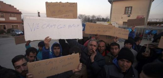 Protestující migranti, kteří byli posláni z Chorvatska zpět do Srbska.