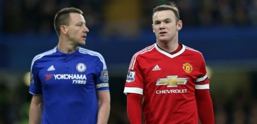 Wayne Rooney z Manchesteru United (vpravo) a John Terry z Chelsea
