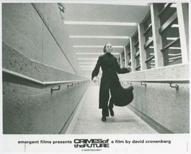 Ukázka z výstavy Davida Cronenberga. Jeden z prvních režisérových počinů film Crimes of the Future vypráví o světě, kde neexistují ženy.