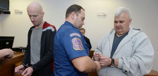 U okresního soudu v Tachově pokračovalo 18. února hlavní líčení se Zoltánem Kapineczem (vpravo) a Menyhértem Sásem (vlevo).