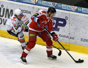 Utkání 45. kola hokejové extraligy: Piráti Chomutov - HC Olomouc, 17. února v Chomutově. Zprava olomoucký hráč Jiří Ondrušek a David Kämpf z Chomutova.