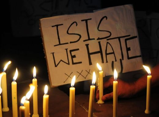 Transparent s nápisem "Nenávidíme ISIS" na pietním místě v Paříži, krátce po listopadových teroristických útocích.