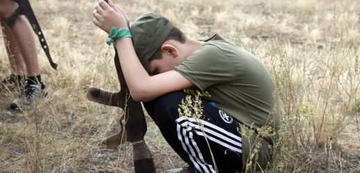 Ukrajinský chlapec zasažený válkou při výcviku (ilustrační foto).