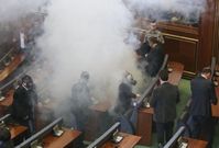 Kosovští opoziční poslanci znovu přerušili jednání parlamentu slzným plynem.