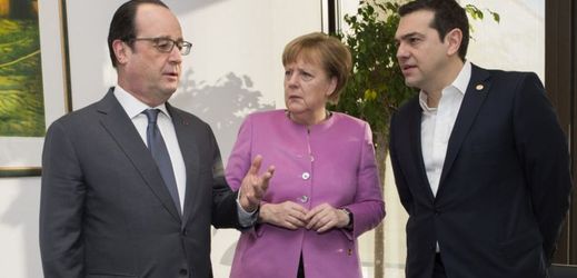 Zleva François Hollande, Angela Merkelová a Alexis Tsipras na summitu EU.