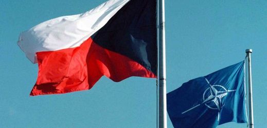 Vlajka České republiky a vlajka NATO.
