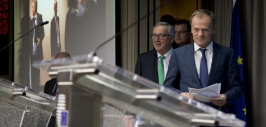 Summit EU. Předseda Evropské rady Donald Tusk a předseda Evropské komise Jean-Claude Juncker.