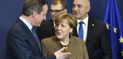 Britský premiér v rozhovoru s německou kancléřkou. Summit v Bruselu.