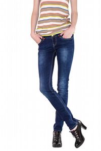 Skinny džíny už jsou z módy (ilustrační foto).