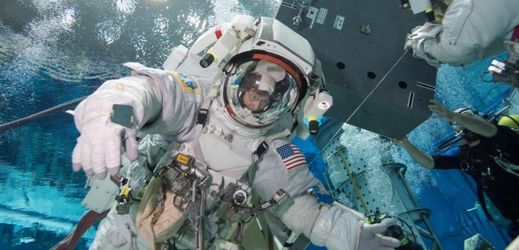 Trénink kosmonautů NASA v simulátoru pod vodou.