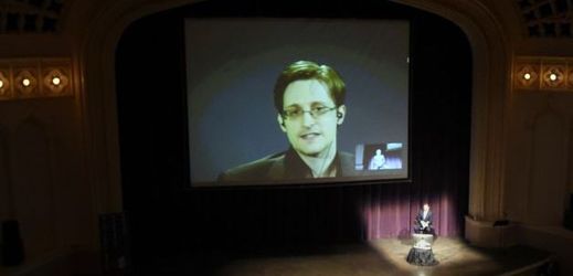 Snowden komunikuje "na dálku".