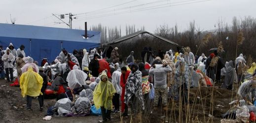 Afghánští uprchlíci nevpuštění přes hranici do Srbska v makedonském tranzitním centru.