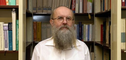 Ředitel Ústavu pro jazyk český Akademie věd Karel Oliva.