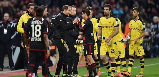 Utkání mezi Leverkusenem a Dortmundem se na několik minut přerušilo kvůli odchodu rozhodčích. 