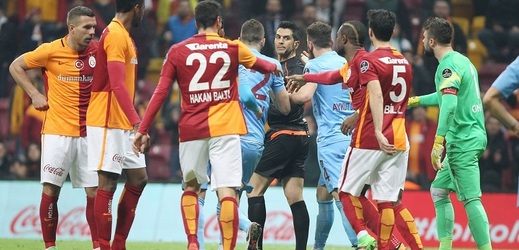Mela v poslední minutě na hřišti Galatasaraye. 