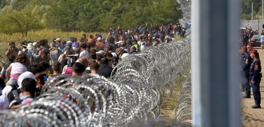 Migranti proudí do Maďarska navzdory plotu
