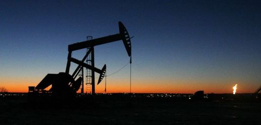 Světový trh s ropou začne obnovovat rovnováhu po dlouhém zahlcení až příští rok.