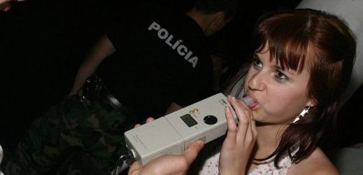 Kladenská policie musela o víkendu zasáhnout v případě 11 opilých dětí. (Ilustrační foto)