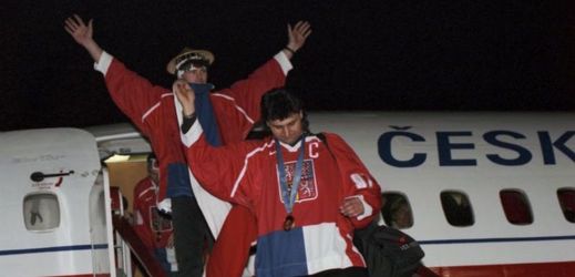 Před 18 letyzajistil letoun převoz zlatého českého hokejového týmu z Nagana.