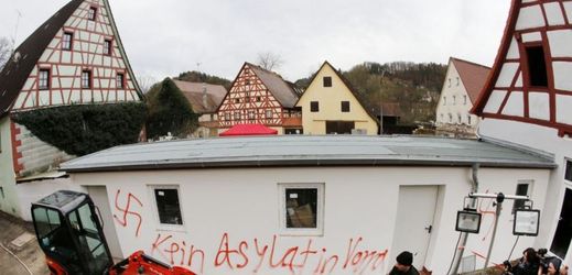 Od začátku letošního roku Německo zažilo 17 žhářských útoků na ubytovací zařízení pro migranty.