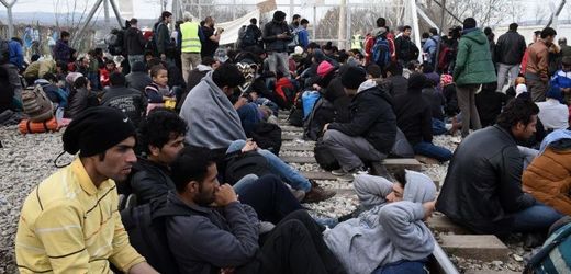 Uprchlíci u řecko-makedonských hranic.