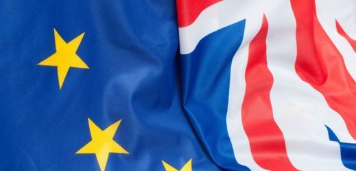 První průzkum mezi britskými voliči od uzavření dohody mezi Británií a Evropskou unií ukazuje, že Britové jsou ohledně setrvání či odchodu země z unie rozděleni zhruba na polovinu.