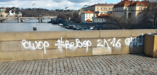 Karlův most s grafitti.