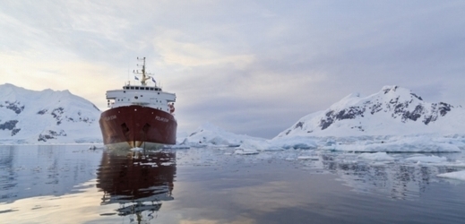 V Antarktidě uvázl australský ledoborec, který veze expedici.