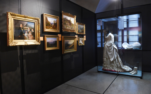 Část expozice je věnována uměleckému směru první poloviny 19. století nazvanému biedermeier.