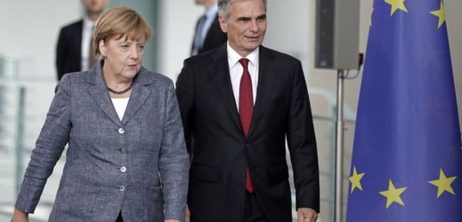 Kancléř Werner Faymann přijíždí do Berlína ke své německé kolegyni Angele Merkelové bez jakéhokoli názoru a odjíždí s jejím.