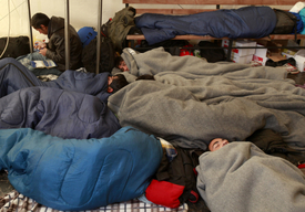 Spící uprchlíci v azylu v Makedonii.