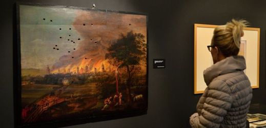 Výstava Západočeské galerie v Plzni s názvem Živly v nás. Na snímku vlevo je střelecký terč s motivem požáru Vysokého Mýta z roku 1818.