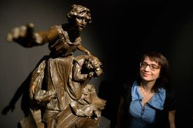Na snímku je autorka výstavy Eva Bendová z Národní galerie v Praze u sochy Bohuslava Schnircha Volání na poplach.
