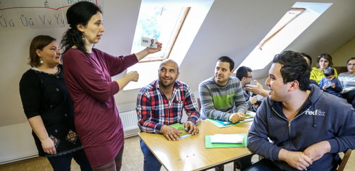 Křesťanští uprchlíci z Iráku, kteří před několika dny našli nový dočasný domov ve středisku Karmel ve Smilovicích na Frýdecko-Místecku, začali 25. února navštěvovat lekce českého jazyka.