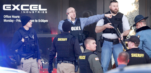 Policie před továrnou Excel Industries v Kansasu po střelbě.