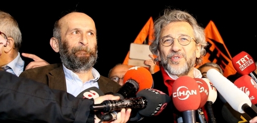 Opoziční novináři promlouvají do médií po propuštění z vězení.