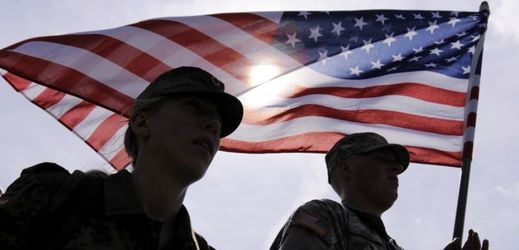 Voják drží americkou vlajku (ilustrační foto).