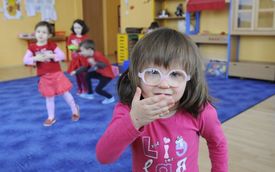Mateřská škola v Nehvizdech u Prahy otevřela třídu pro zdravotně postižené děti, kterou navštěvují přibližně dvě třetiny dětí s handicapem.